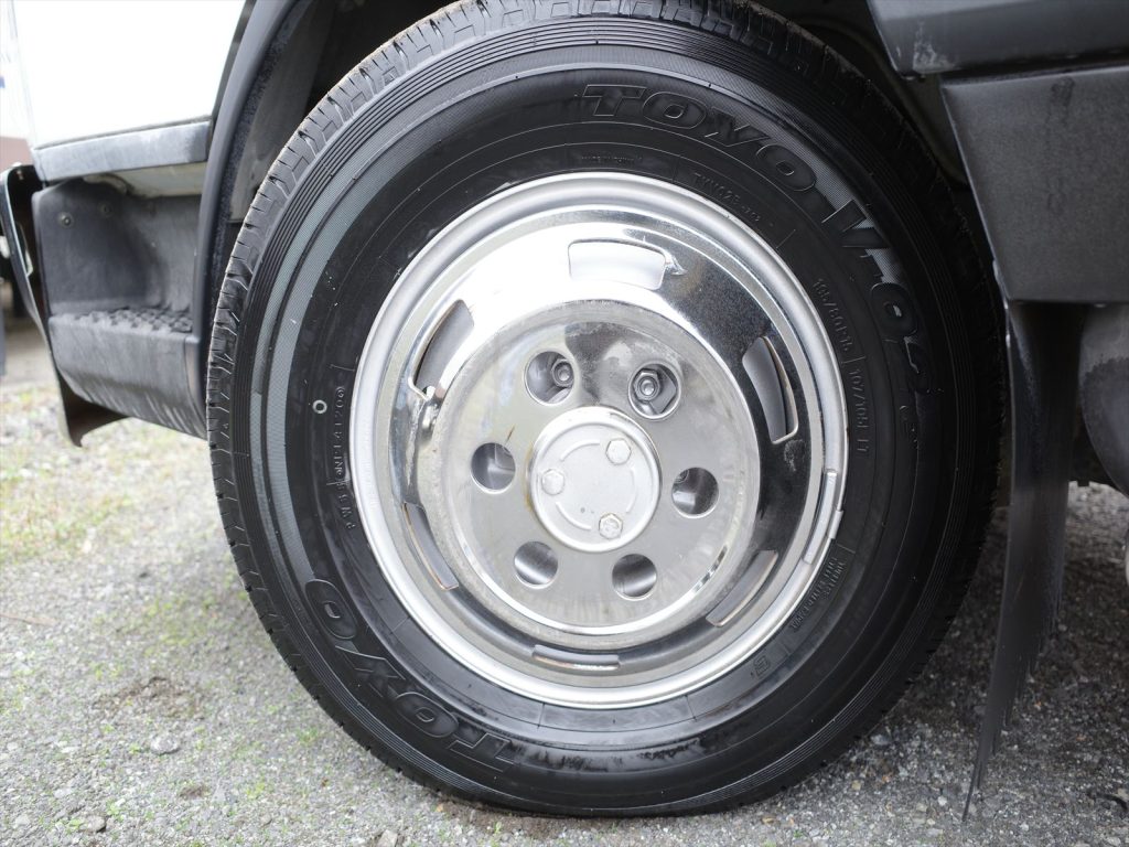 タイヤサイズはフロント195/80R16 溝残量8mm リヤ155R12 6mm 状態良好です!