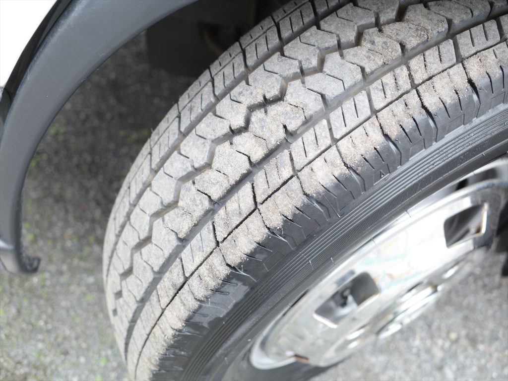 タイヤサイズはフロント195/80R16 溝残量8mm リヤ155R12 6mm 状態良好です!