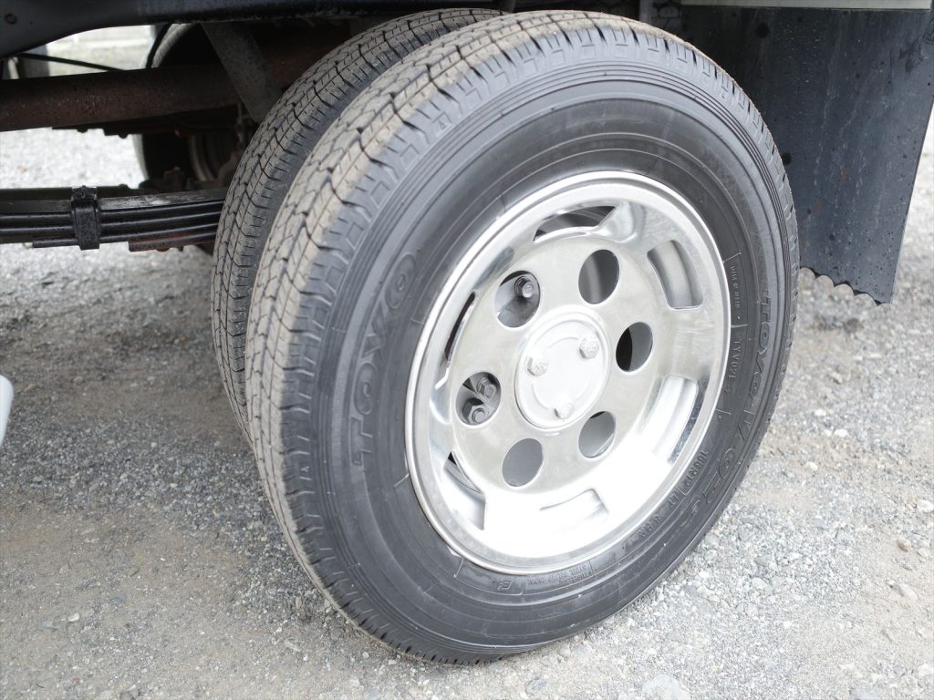 リヤWタイヤ サイズは155R12 8PR 溝残量 6mm 状態良好です!