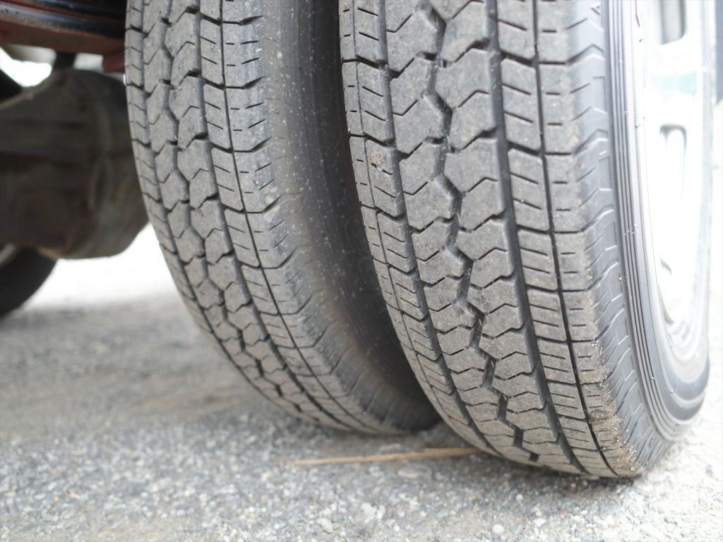 リヤWタイヤ サイズは155R12 8PR 溝残量 6mm 状態良好です!