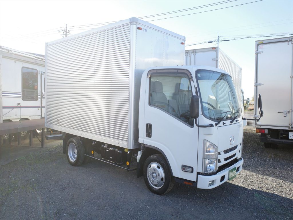 車両寸法 全長558cm 全幅190cm 全高311cm