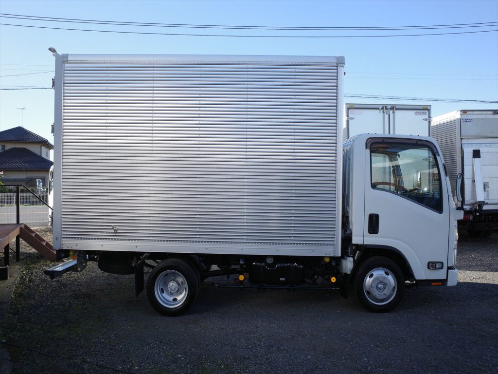 車両寸法 全長558cm 全幅190cm 全高311cm