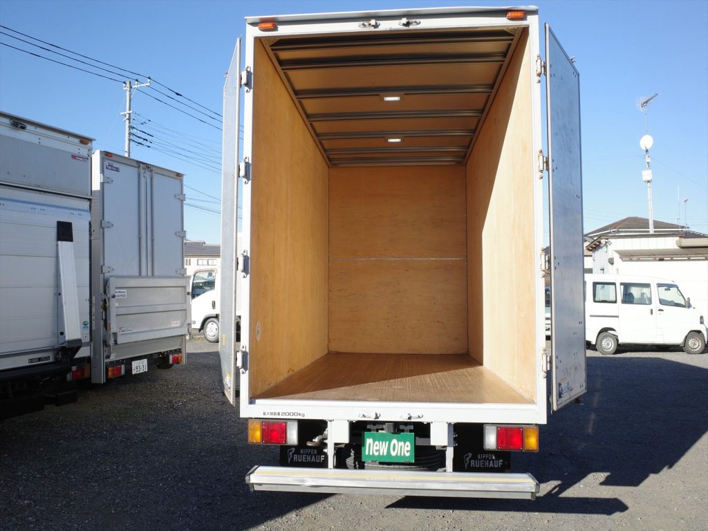 荷室内寸 長さ370cm 幅178cm 高さ215.5cm 門高210m ラッシング取り付けも承ります。