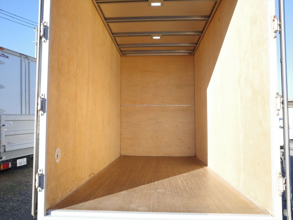 荷室内寸 長さ370cm 幅178cm 高さ215.5cm 門高210m ラッシング取り付けも承ります。