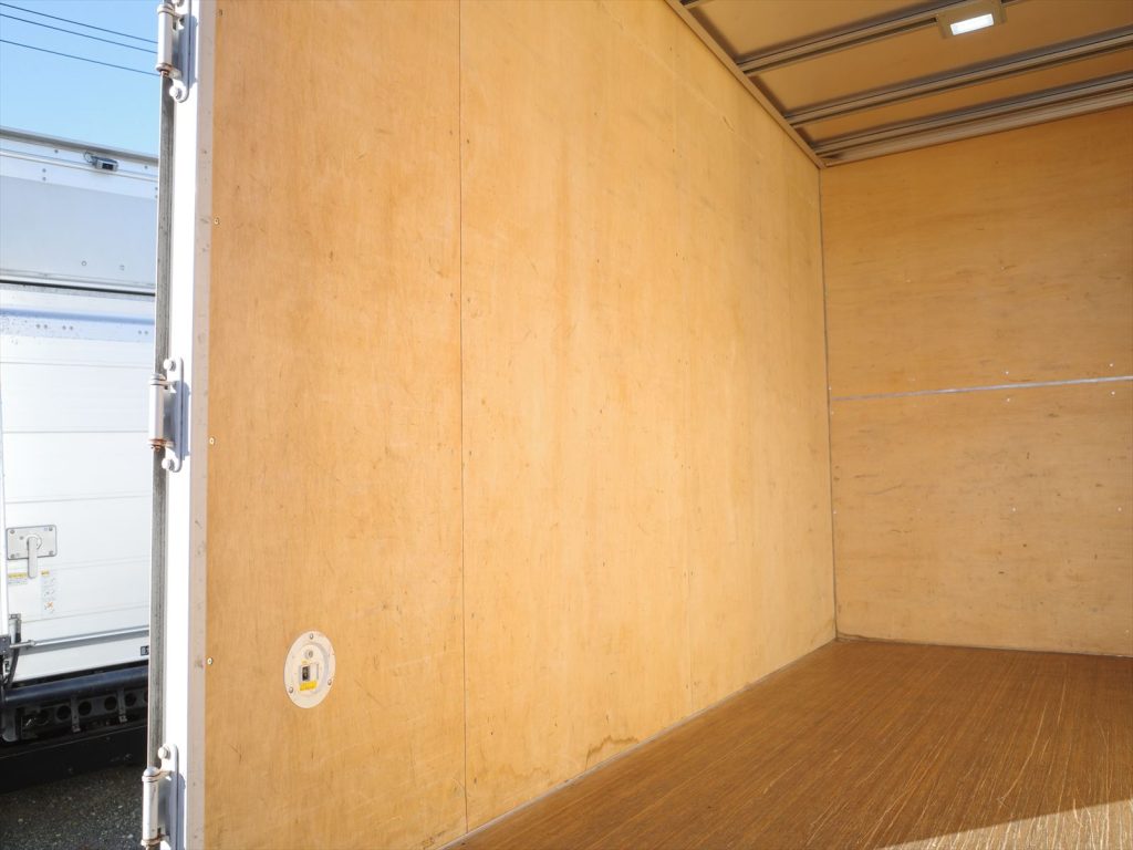 荷室内寸 長さ370cm 幅178cm 高さ215.5cm 門高210m ラッシング取り付けも承ります。