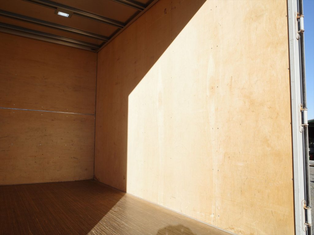 荷室内寸 長さ370cm 幅178cm 高さ215.5cm 門高210m ラッシング取り付けも承ります。