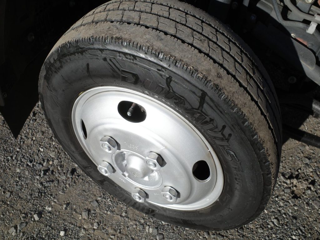 タイヤサイズは205/65R16 溝残量 フロント7mm リヤ8mm 状態良好です!