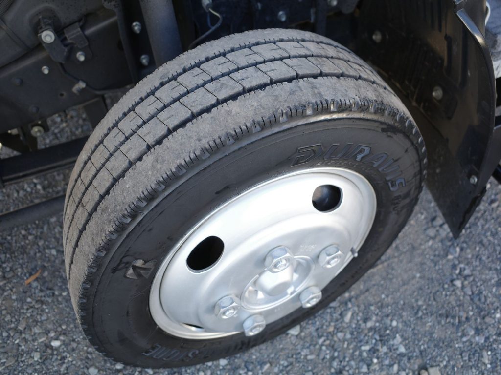 タイヤサイズは205/65R16 溝残量 フロント7mm リヤ8mm 状態良好です!