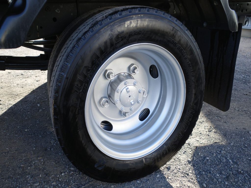 タイヤサイズは205/65R16 溝残量 フロント7mm リヤ8mm 状態良好です!