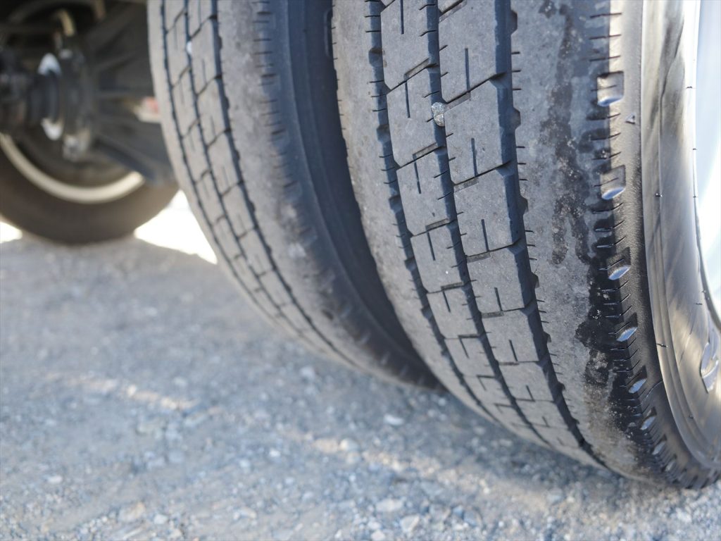 タイヤサイズは205/65R16 溝残量 フロント7mm リヤ8mm 状態良好です!