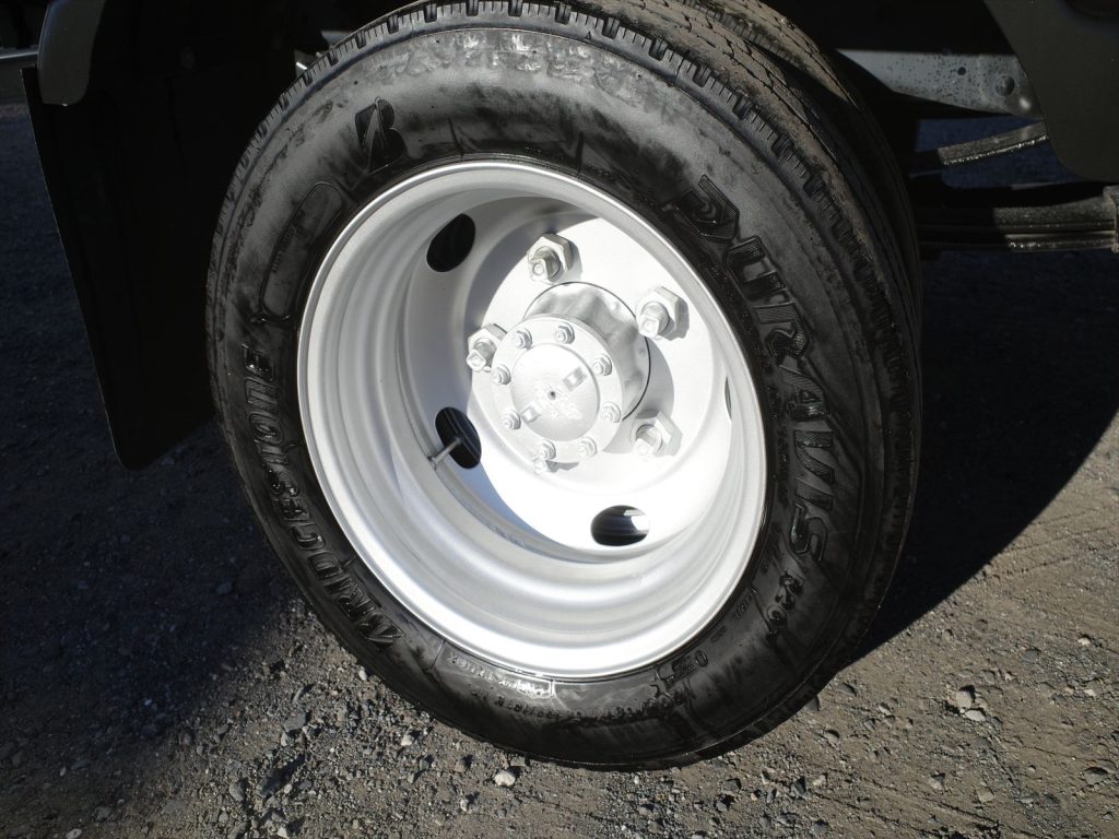 タイヤサイズは205/65R16 溝残量 フロント7mm リヤ8mm 状態良好です!