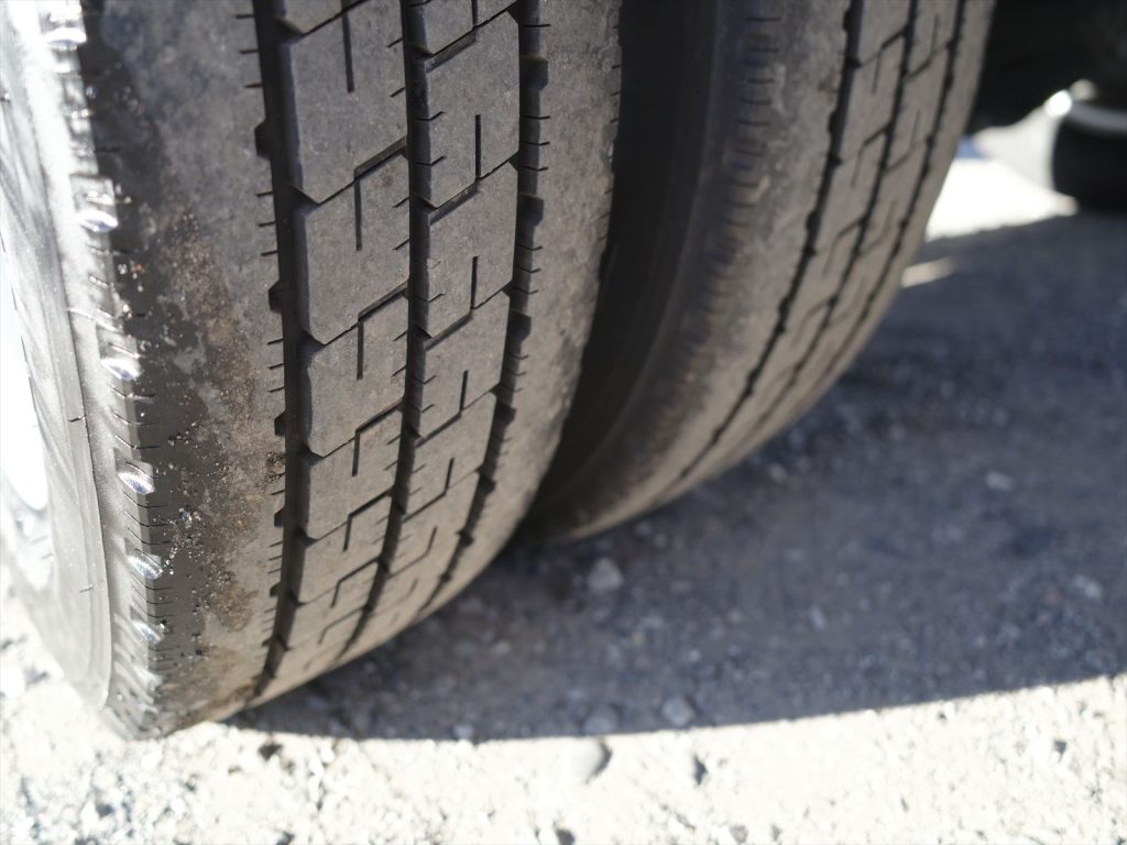 タイヤサイズは205/65R16 溝残量 フロント7mm リヤ8mm 状態良好です!