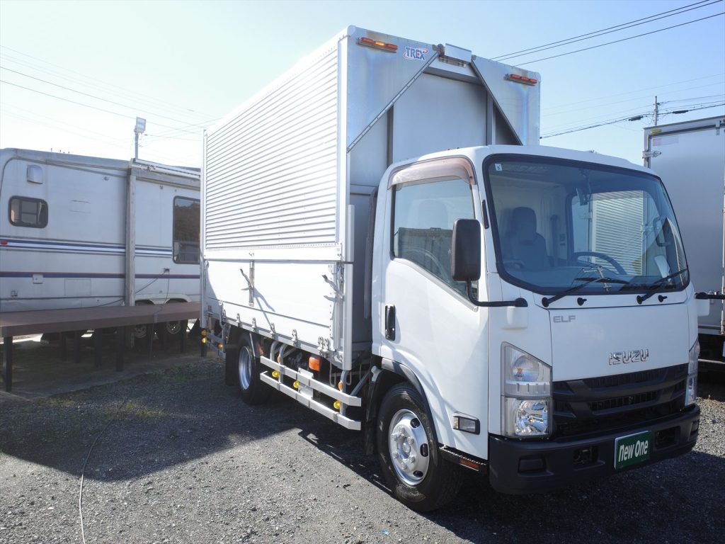 車体寸法 全長642cm 全幅220cm 全高328cm