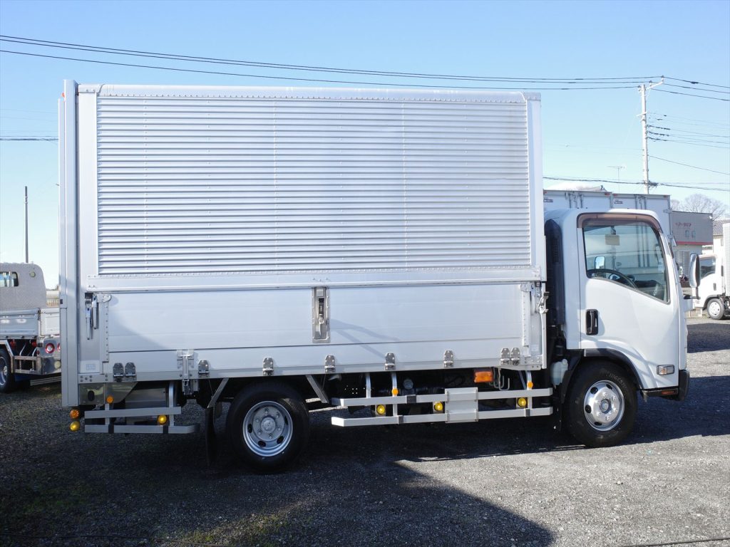 車体寸法 全長642cm 全幅220cm 全高328cm