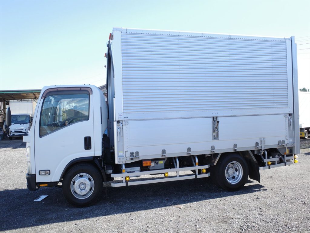 車体寸法 全長642cm 全幅220cm 全高328cm