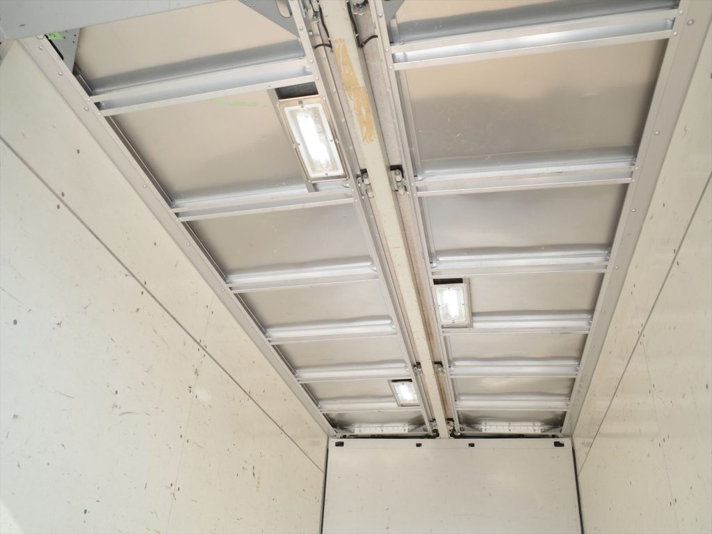 荷室内寸 長さ431cm 幅210cm 高さ225cm 門高215cm ラッシング1段