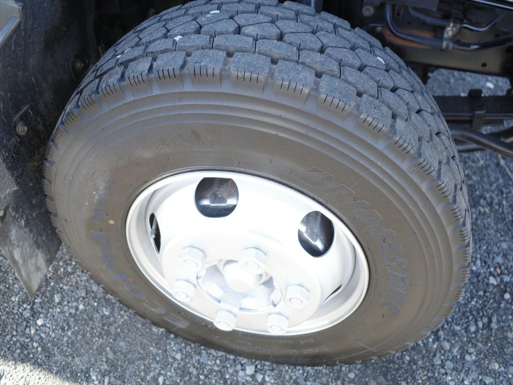 タイヤサイズは225/80R17.5 溝残量フロント12mm リヤ9mmで状態良好です！