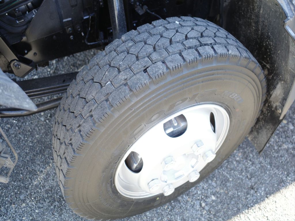 タイヤサイズは225/80R17.5 溝残量フロント12mm リヤ9mmで状態良好です！