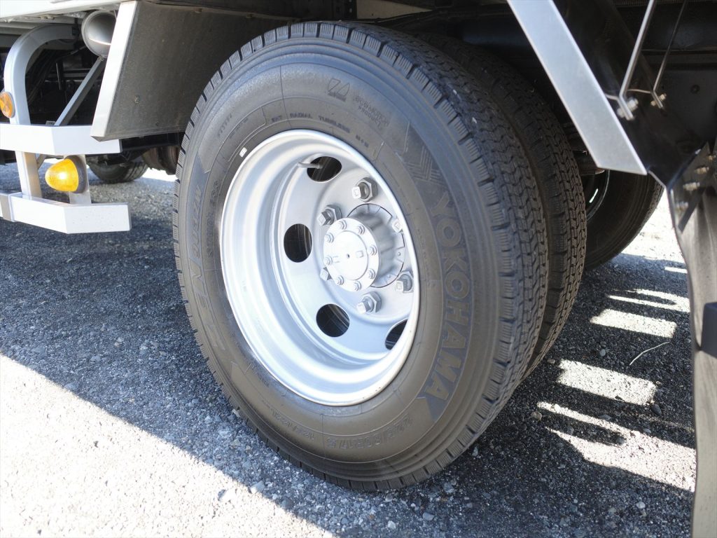 タイヤサイズは225/80R17.5 溝残量フロント12mm リヤ9mmで状態良好です！