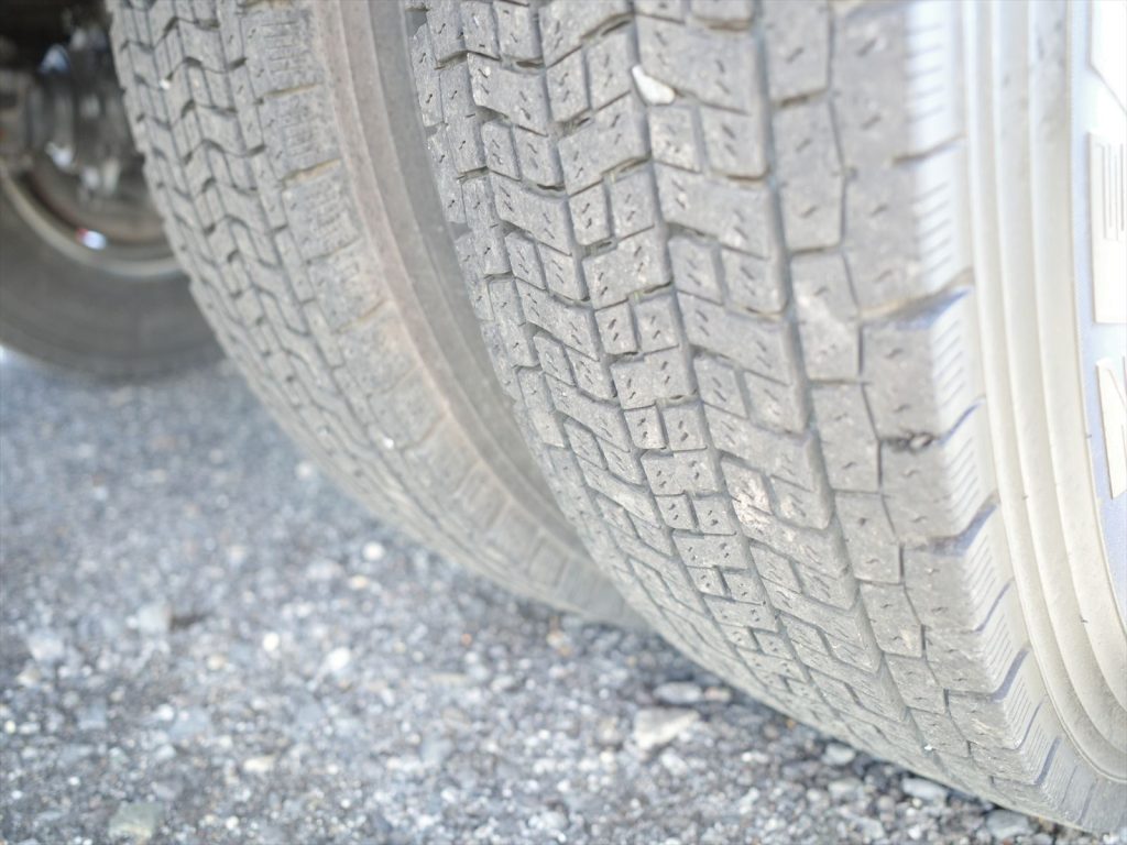 タイヤサイズは225/80R17.5 溝残量フロント12mm リヤ9mmで状態良好です！