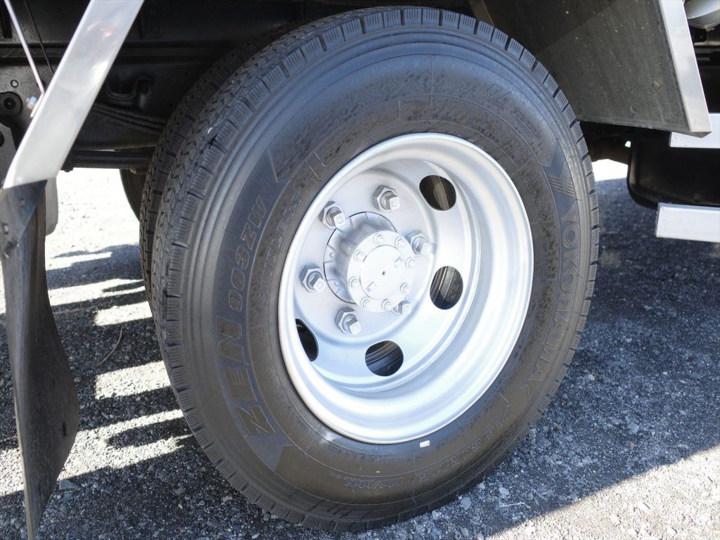 タイヤサイズは225/80R17.5 溝残量フロント12mm リヤ9mmで状態良好です！