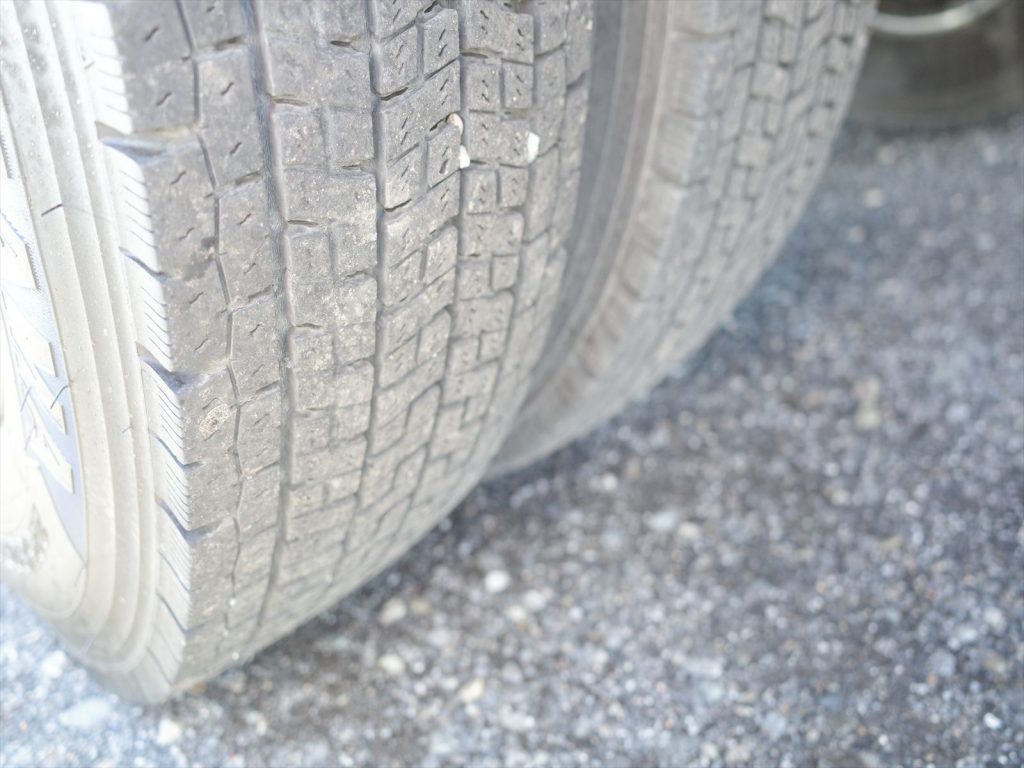 タイヤサイズは225/80R17.5 溝残量フロント12mm リヤ9mmで状態良好です！