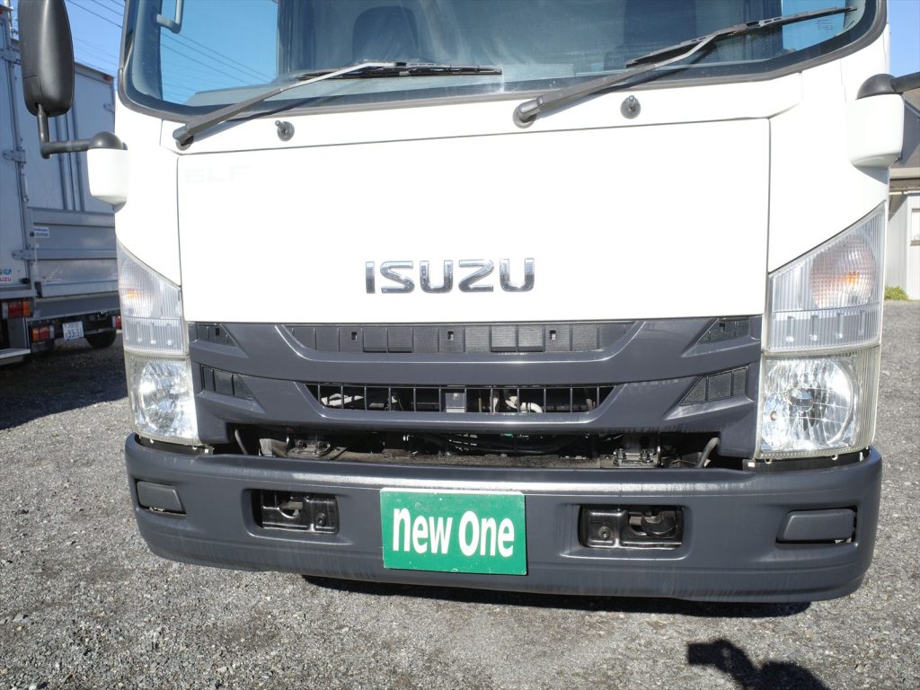 左側ドアに小さな傷がございます。