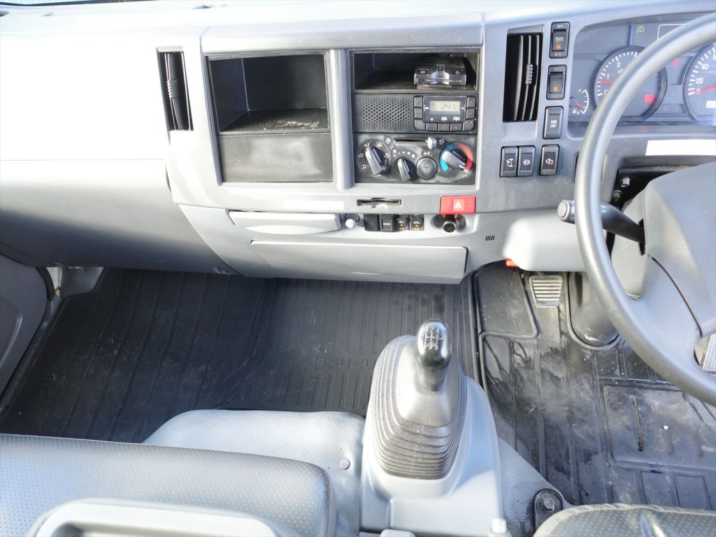 6速マニュアル3ペダル　エアコン　パワステ　エアバッグ　パワーウインドウ　キーレス　ABS　ETC　左側電動格納ミラー　バックカメラも装備されております！