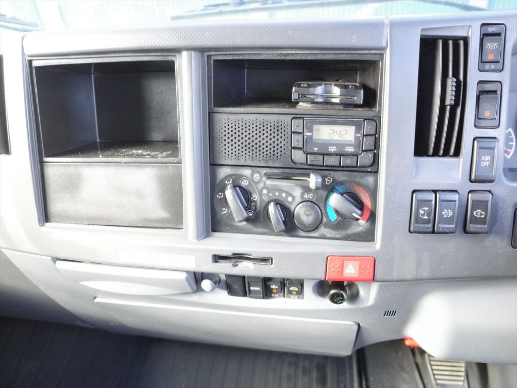 6速マニュアル3ペダル　エアコン　パワステ　エアバッグ　パワーウインドウ　キーレス　ABS　ETC　左側電動格納ミラー　バックカメラも装備されております！