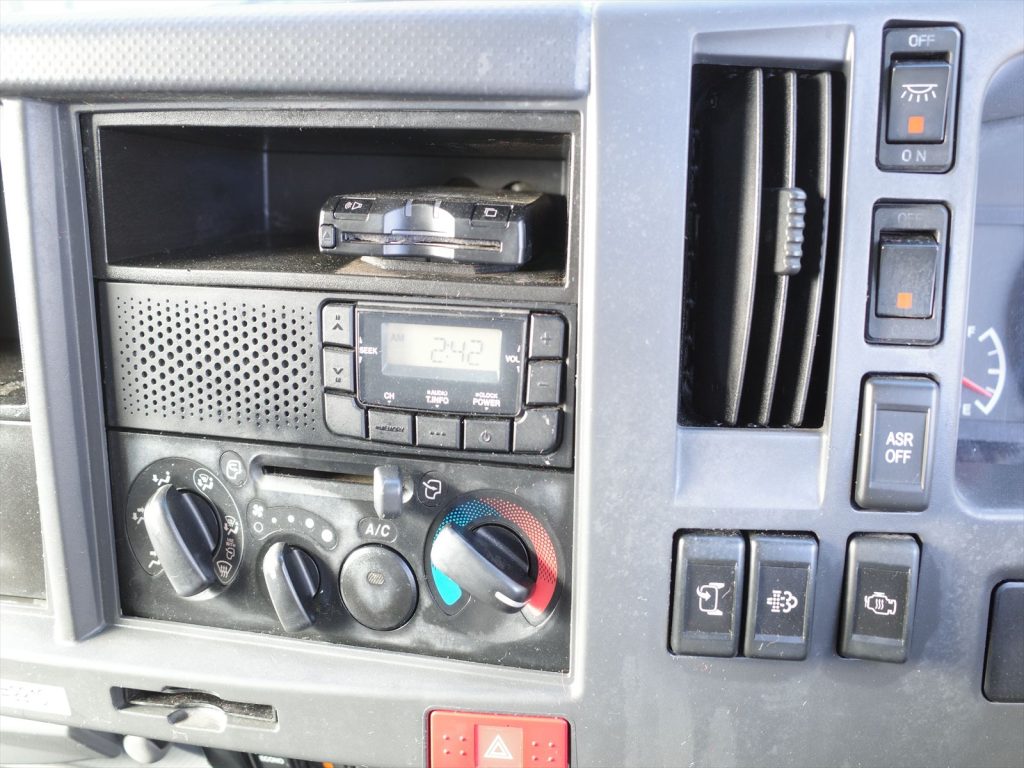 6速マニュアル3ペダル　エアコン　パワステ　エアバッグ　パワーウインドウ　キーレス　ABS　ETC　左側電動格納ミラー　バックカメラも装備されております！