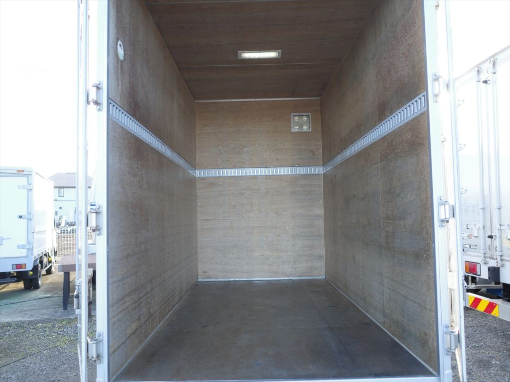 荷室内寸 長さ323cm 幅166cm 高さ212cm 門高206.5cm ラッシング1段