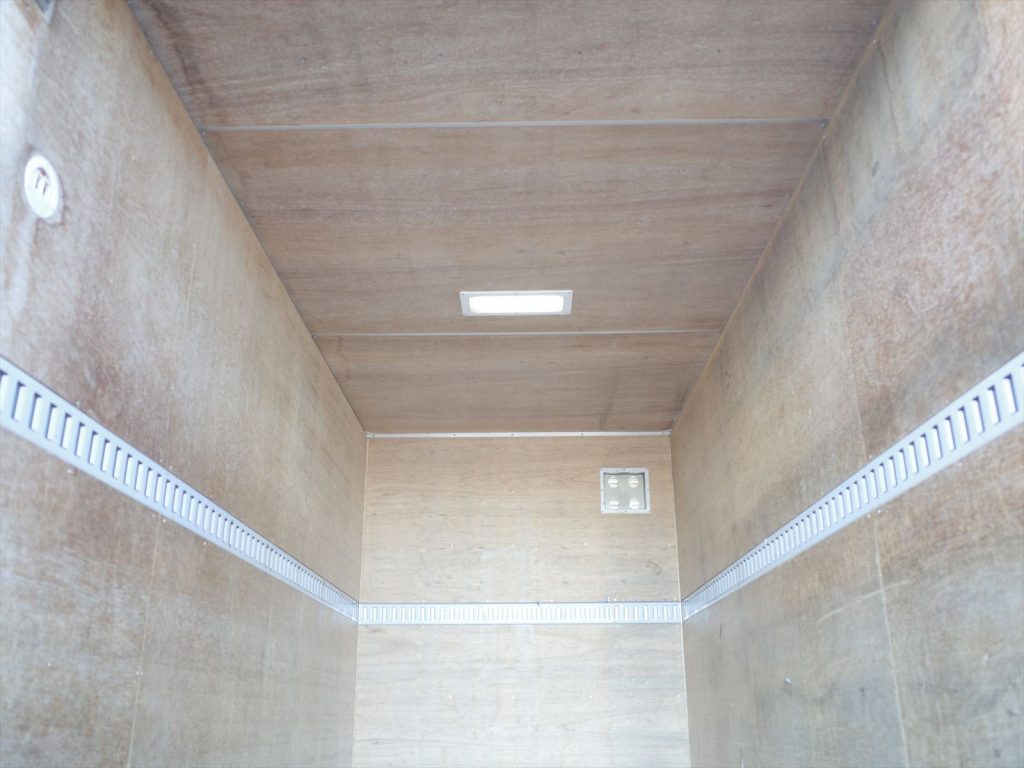 荷室内寸 長さ323cm 幅166cm 高さ212cm 門高206.5cm ラッシング1段