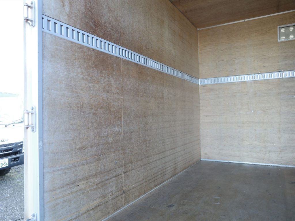 荷室内寸 長さ323cm 幅166cm 高さ212cm 門高206.5cm ラッシング1段