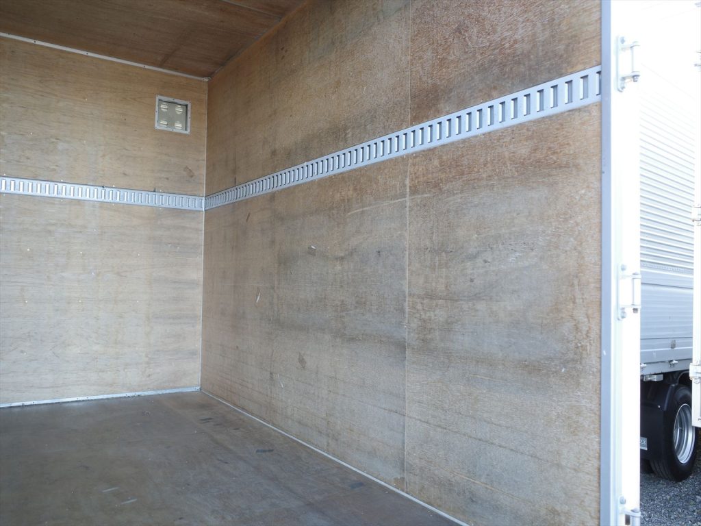 荷室内寸 長さ323cm 幅166cm 高さ212cm 門高206.5cm ラッシング1段