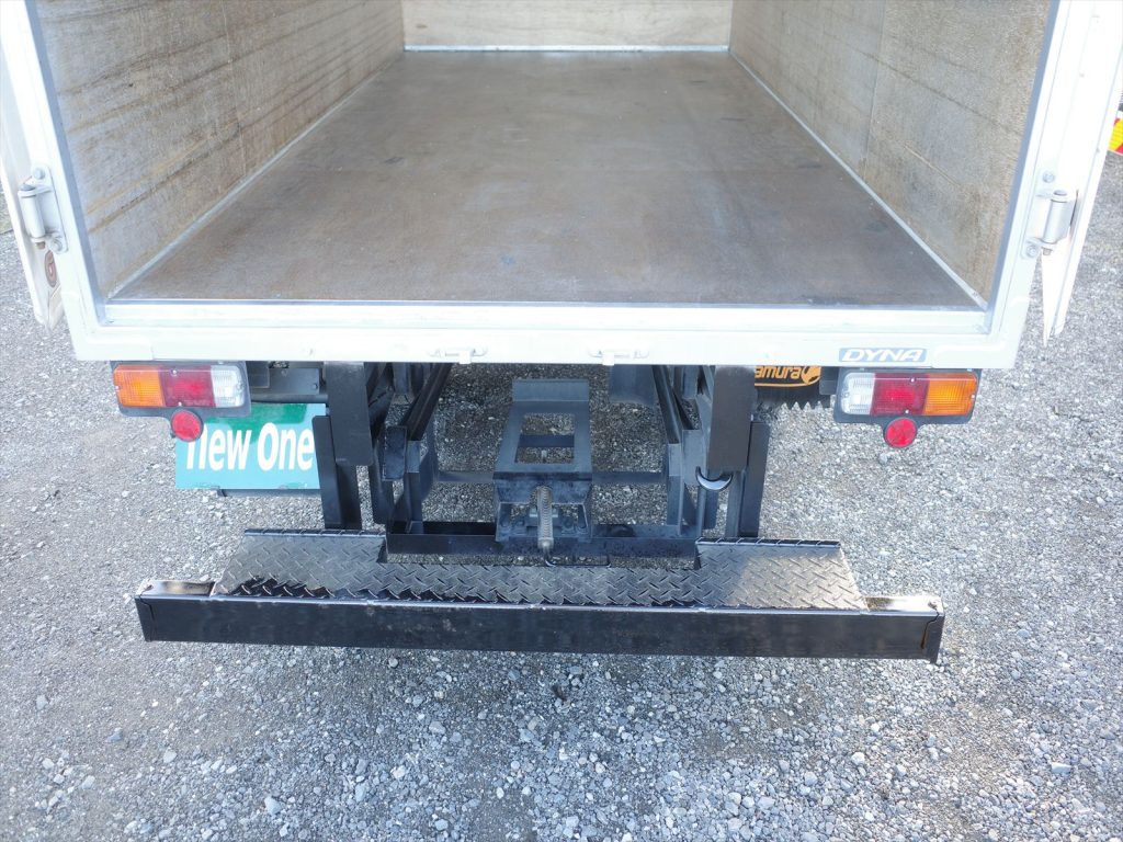 荷室内寸 長さ323cm 幅166cm 高さ212cm 門高206.5cm ラッシング1段