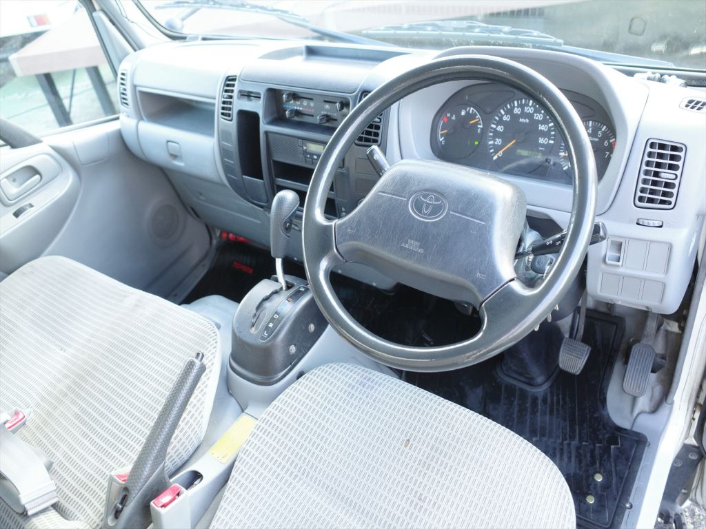 内装もとてもきれいです！運転席に小さい切れがございます。