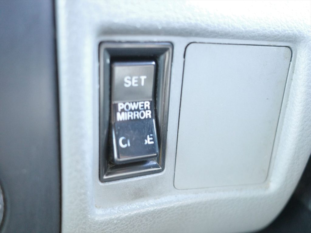 左側電動格納ミラーも装備されております！