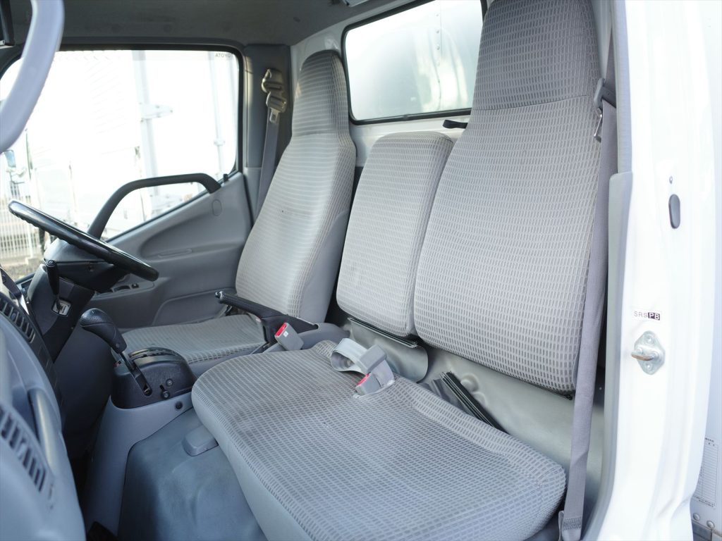 シートは洗い立てでシミのように見えますが、現在は乾いてます。