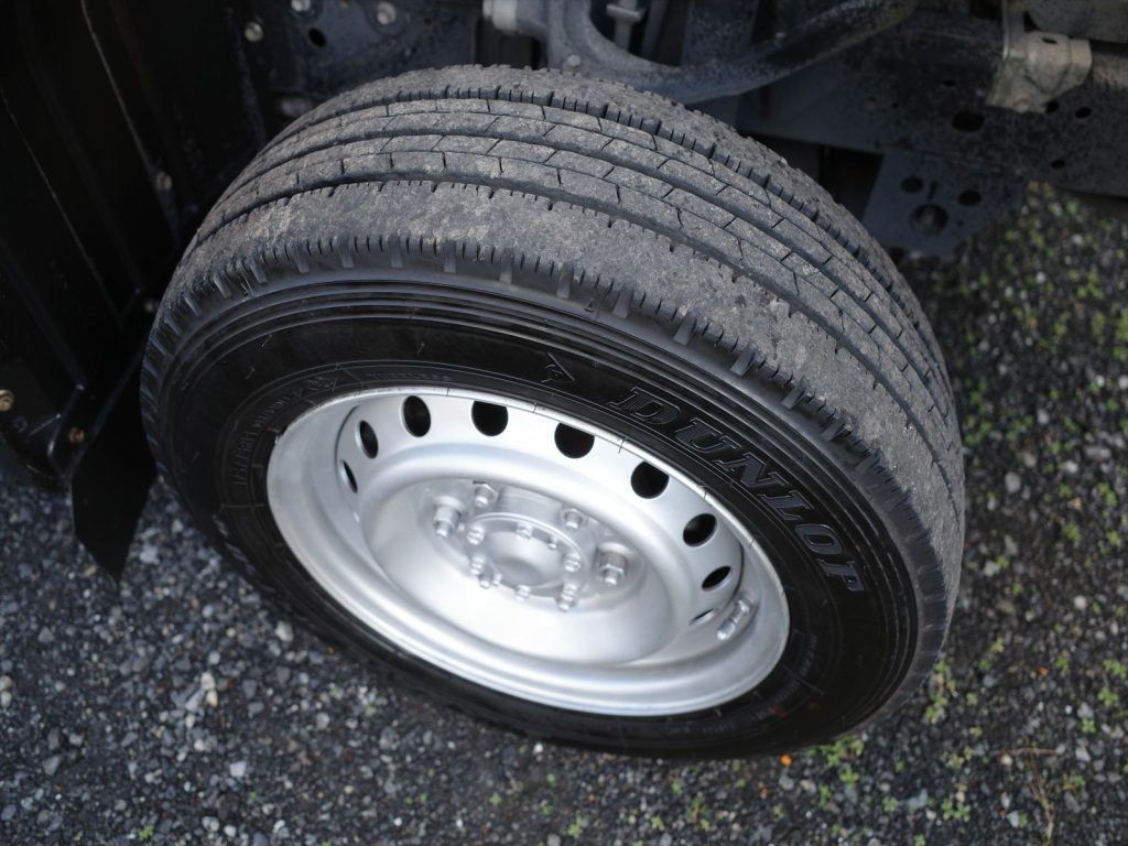 タイヤサイズはフロント175/75R15 溝残量6.5mm リヤ145R13 溝残量4mm