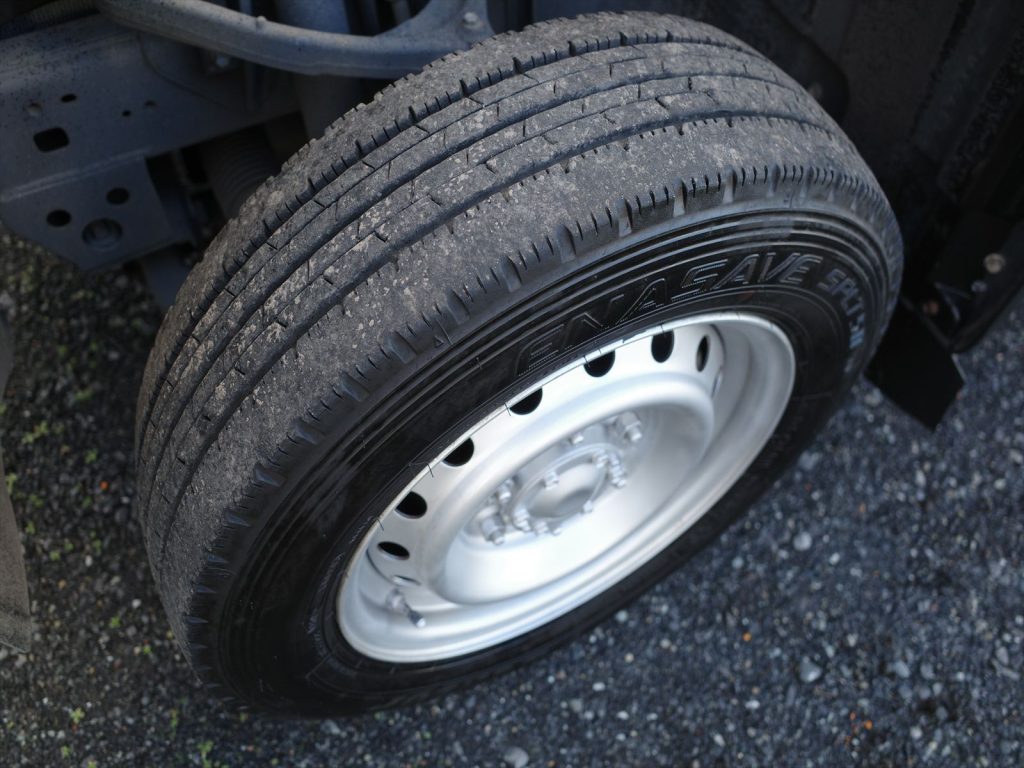 タイヤサイズはフロント175/75R15 溝残量6.5mm リヤ145R13 溝残量4mm