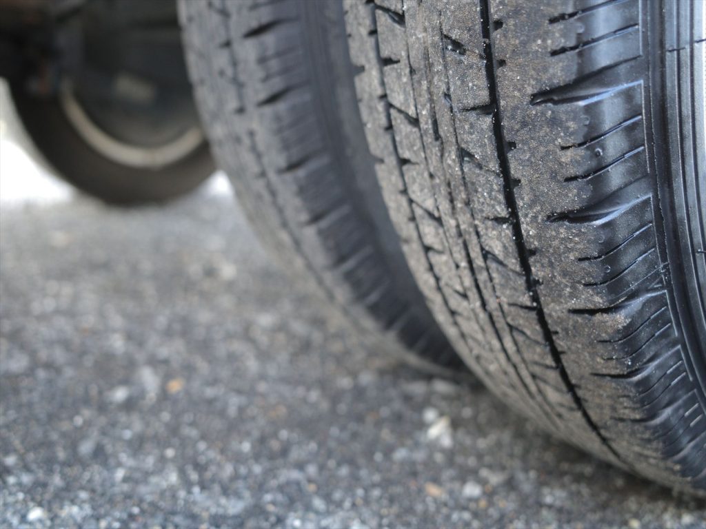 タイヤサイズはフロント175/75R15 溝残量6.5mm リヤ145R13 溝残量4mm