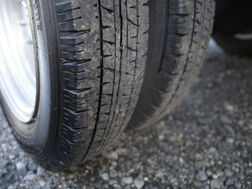 タイヤサイズはフロント175/75R15 溝残量6.5mm リヤ145R13 溝残量4mm