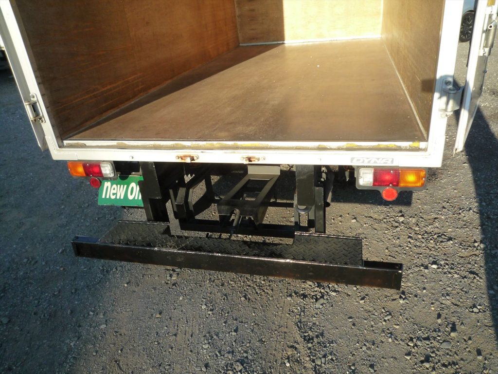 荷室内寸 長さ323cm 幅166cm 高さ212cm 門高206.5cm ラッシング1段