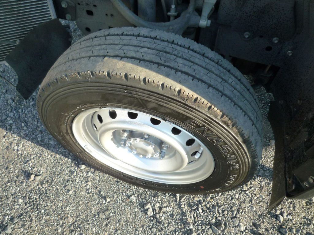 タイヤサイズはフロント175/75R15 溝残量6.5mm リヤ145R13 溝残量3~6mm