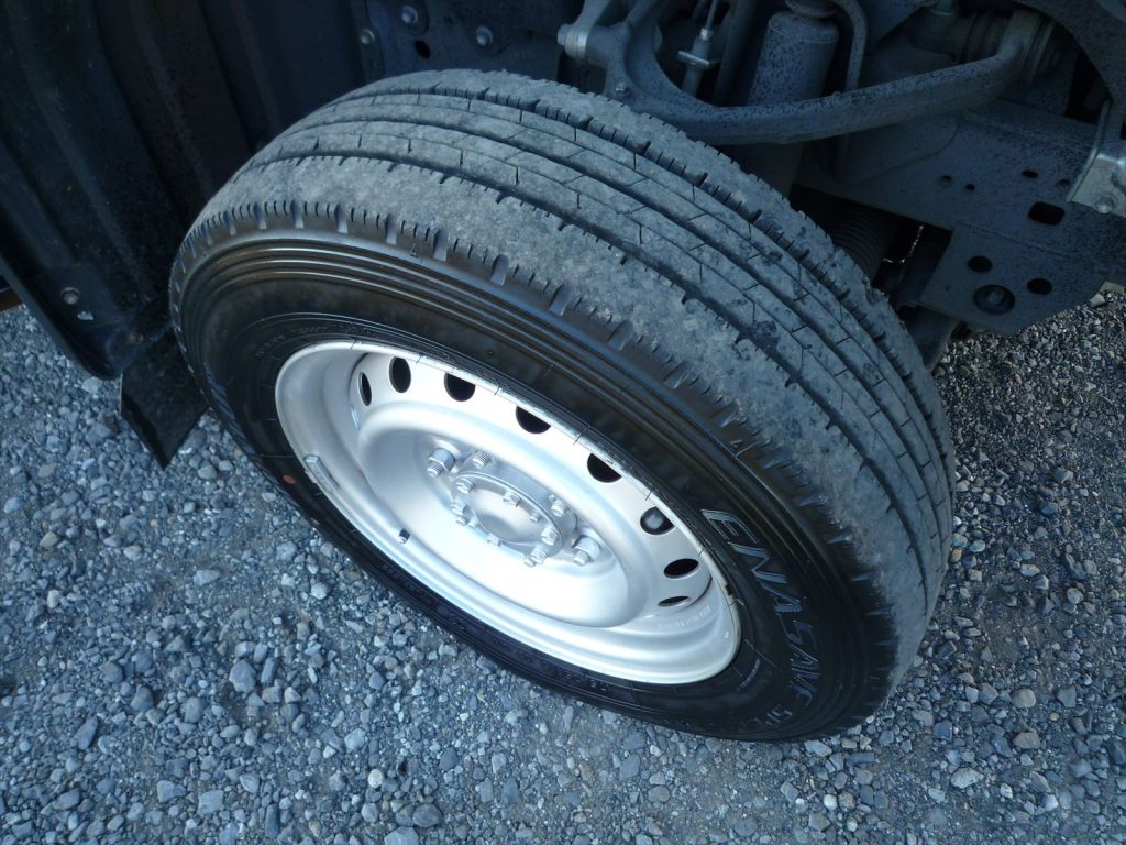 タイヤサイズはフロント175/75R15 溝残量6.5mm リヤ145R13 溝残量3~6mm