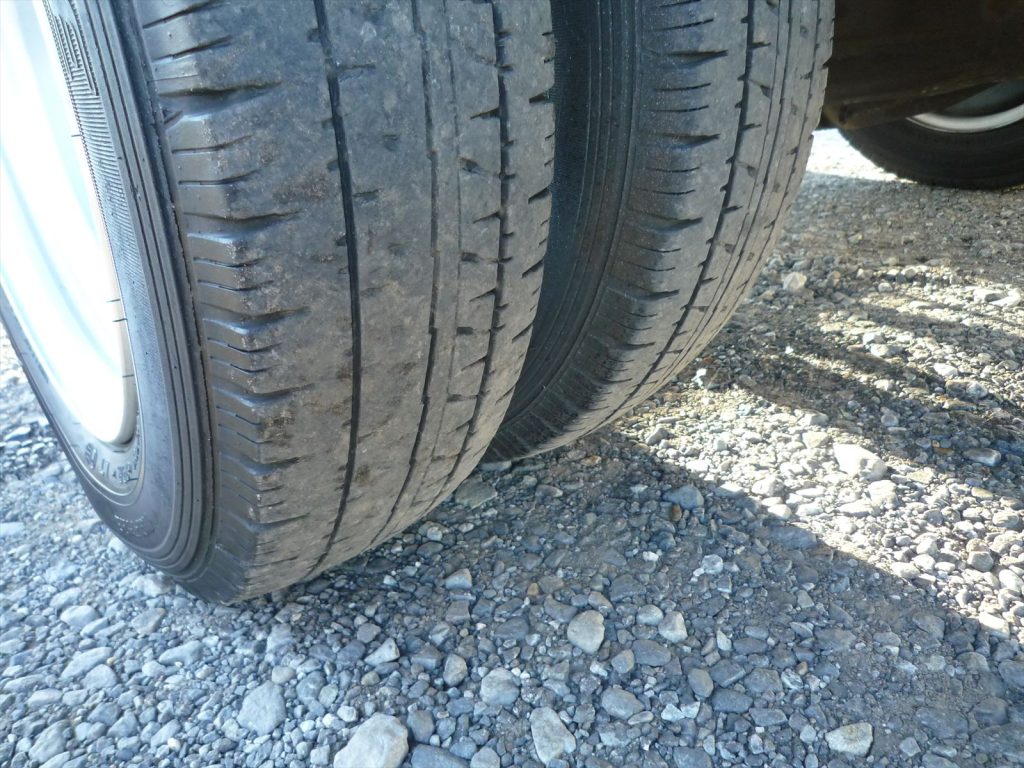 タイヤサイズはフロント175/75R15 溝残量6.5mm リヤ145R13 溝残量3~6mm