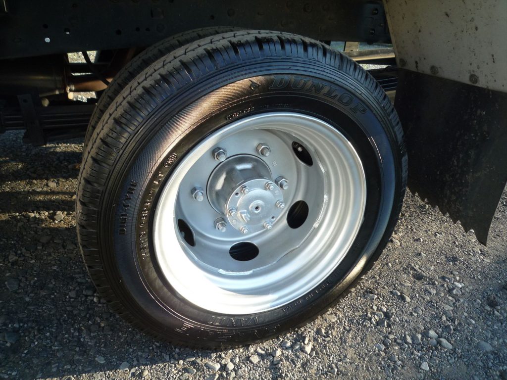 タイヤサイズはフロント175/75R15 溝残量6.5mm リヤ145R13 溝残量3~6mm