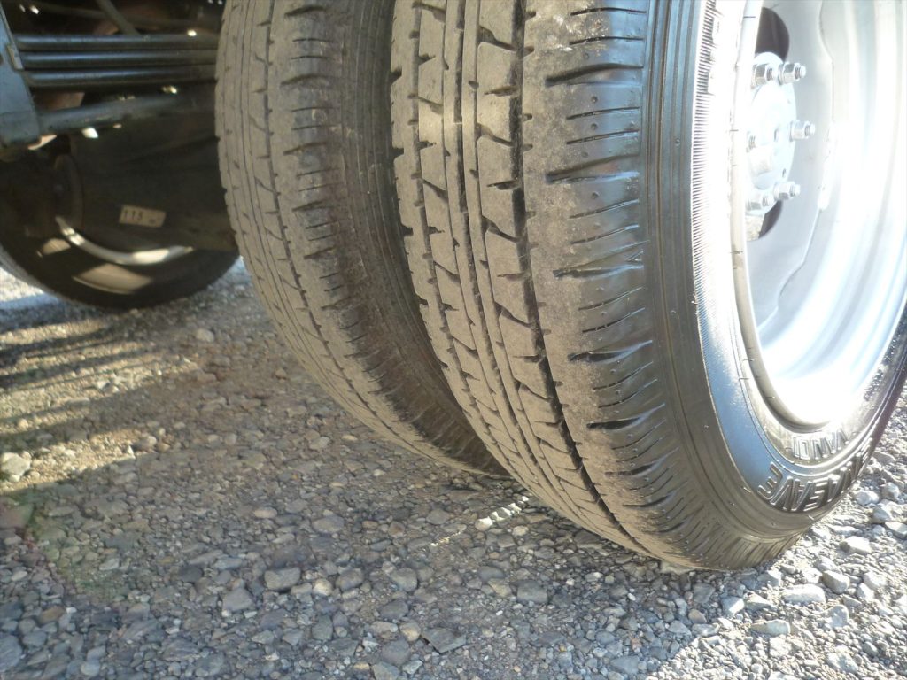 タイヤサイズはフロント175/75R15 溝残量6.5mm リヤ145R13 溝残量3~6mm