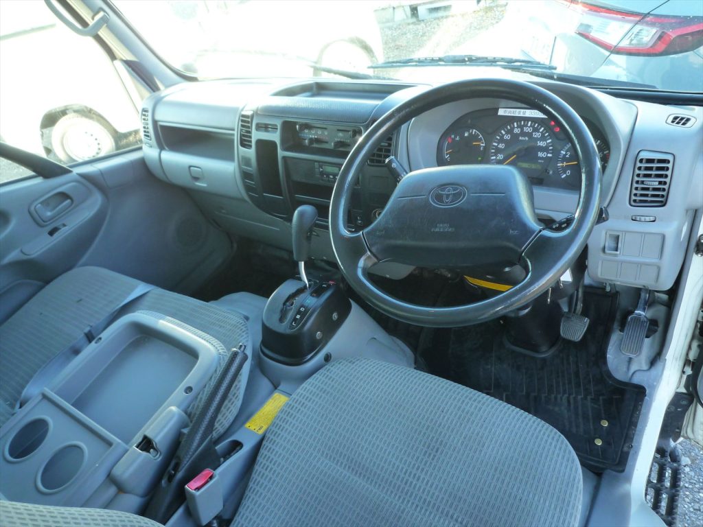 内装もとてもきれいです!運転席に小さい切れがございます。