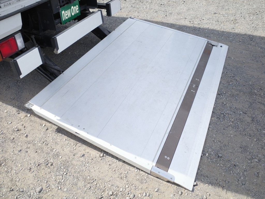 フルハーフ製フルゲート 工番G3D4087
ゲートプラットホーム寸法 長さ150cm ストッパー有効長122cm 幅210cm
ゲート揚力1000Kg